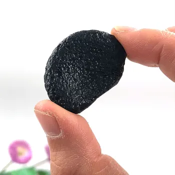 1 adet Rastgele Doğal Tektite Taş Siyah Meteorite Minera Numune Kristal Reiki Şifa Enerji Taş Ev Dekor Kolye Yapımı