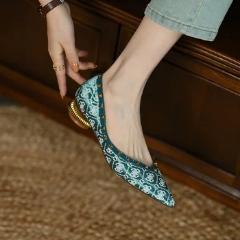 Fransız Retro kadın ayakkabısı 2022 Yaz Yeni Sivri Perçinler Kişiselleştirilmiş tek ayakkabı Renk Eşleştirme Düşük Kalın Küçük deri ayakkabı